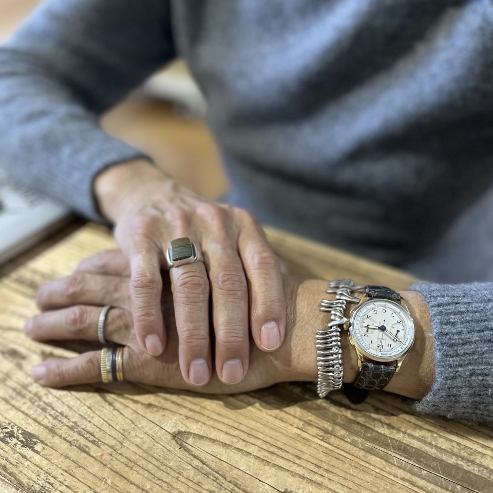 12の時計、12のストーリー】 出っ張らず引っ込まずな佇まい。エルメス 