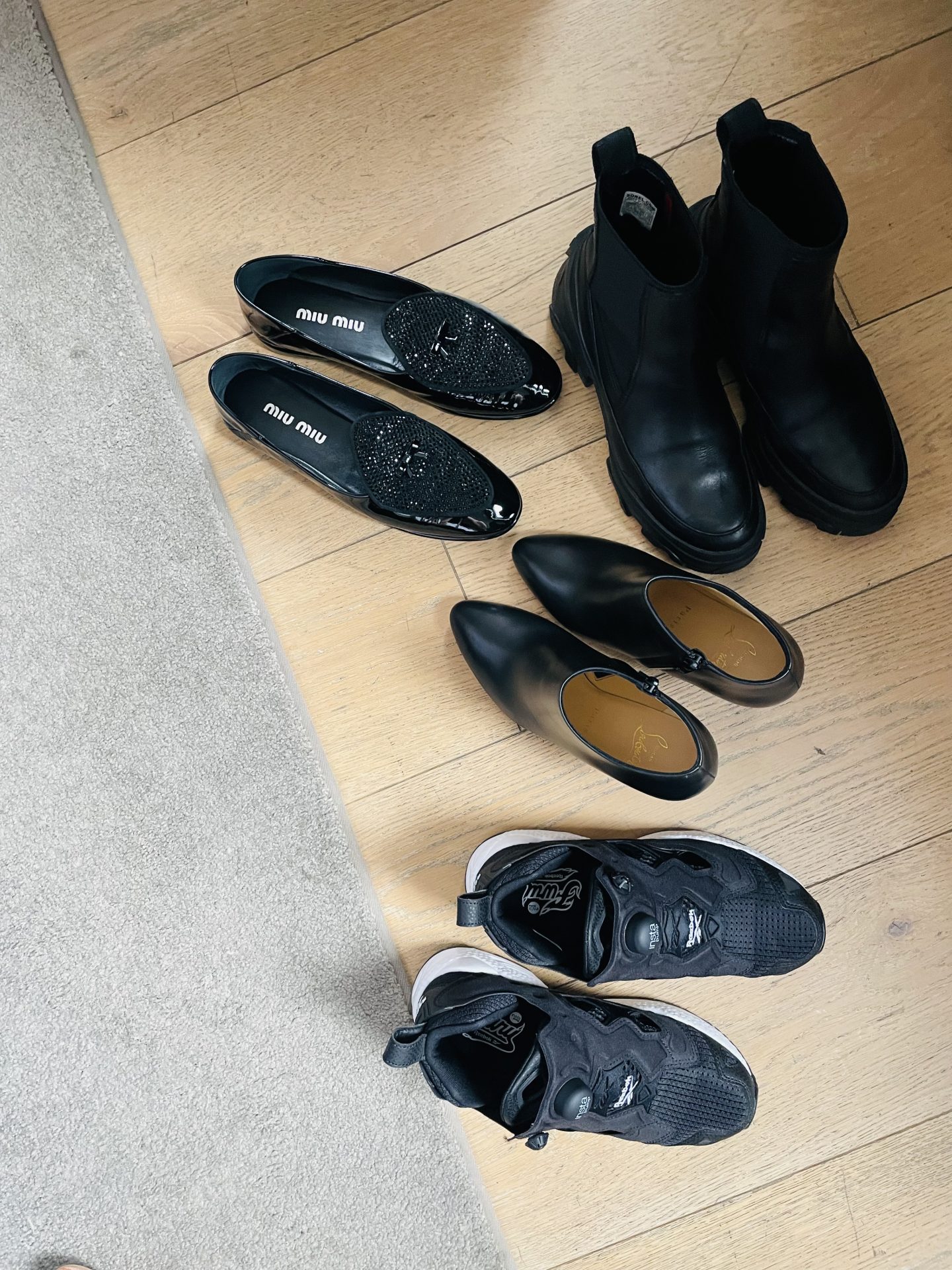 今回の旅のための靴は、 全部で４足、全部黒 | AMARC
